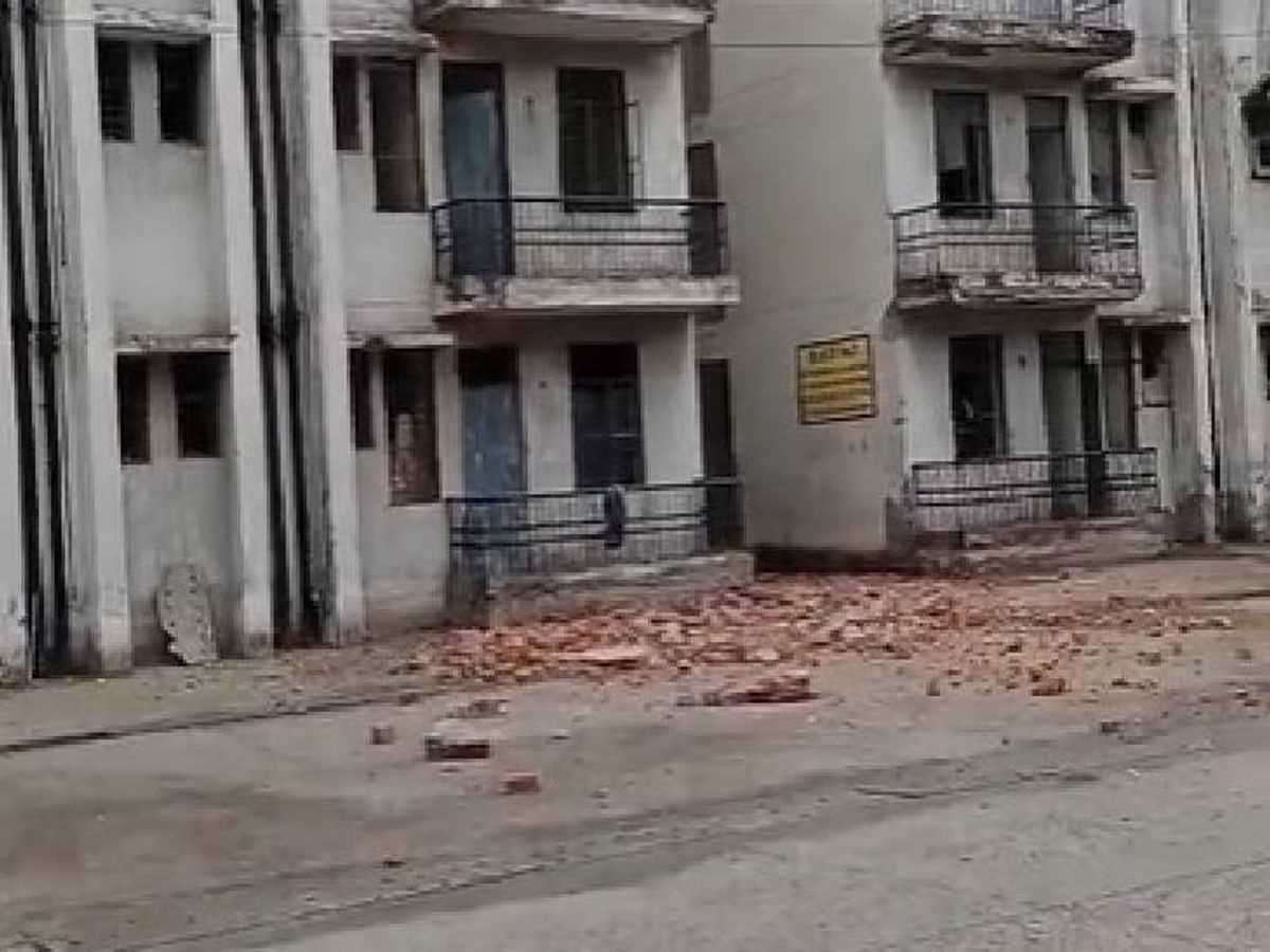 श्रमिक कुंज के दूसरे फ्लोर पर बनी छत का छज्जा गिरा, नोएडा प्राधिकरण ने कराया था निर्माण